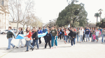 Un centenar de docentes march� alrededor de la plaza contra la violencia en las escuelas 
