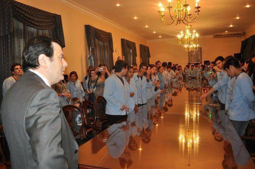 Alumnos de del Colegio San Francisco de As�s de Fern�ndez visitaron Casa de Gobierno