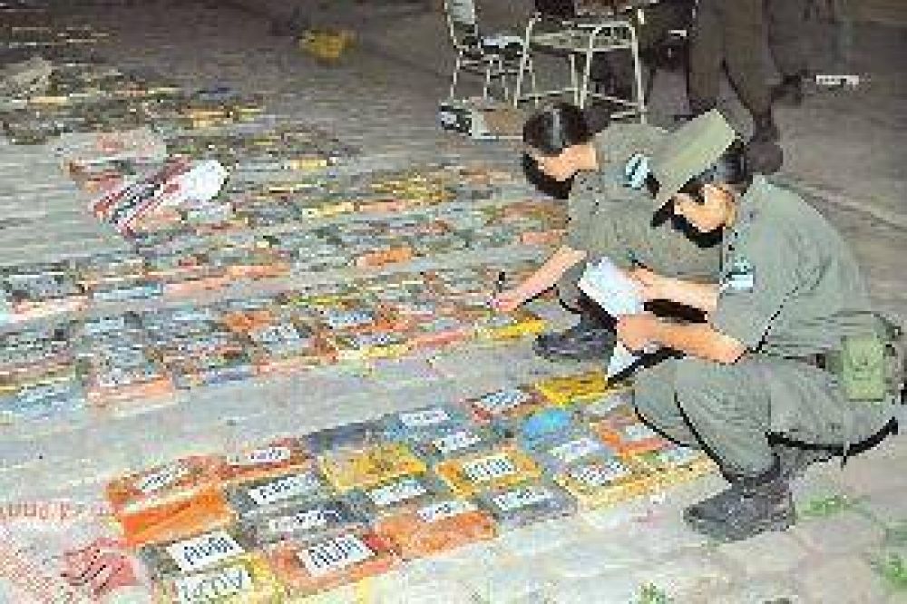 S�lo en Fern�ndez secuestran 415 kg de coca�na y armas