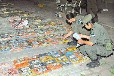 S�lo en Fern�ndez secuestran 415 kg de coca�na y armas