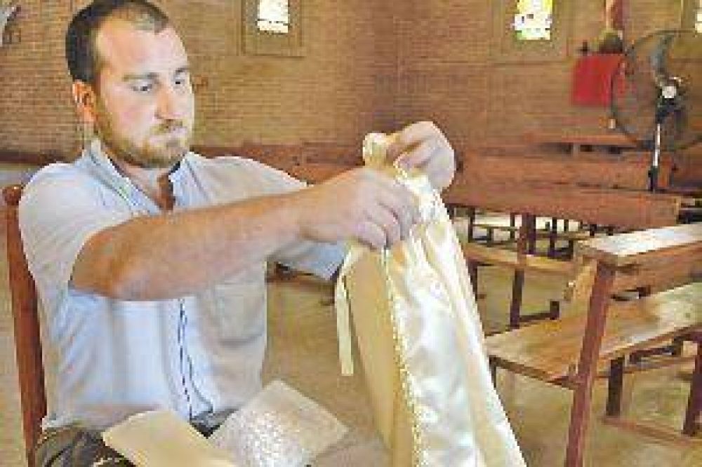 Lleg a Santiago el manto de la Virgen bendecido por el Papa