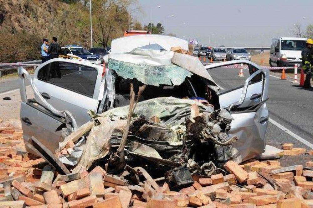 Conductor muri� al chocar contra un cami�n de ladrillos