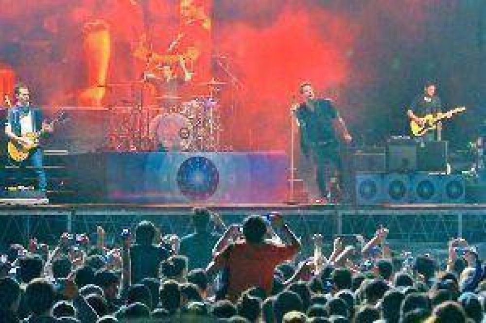Miles de fans disfrutaron anoche de Tan Bi�nica y La Bersuit en La Banda