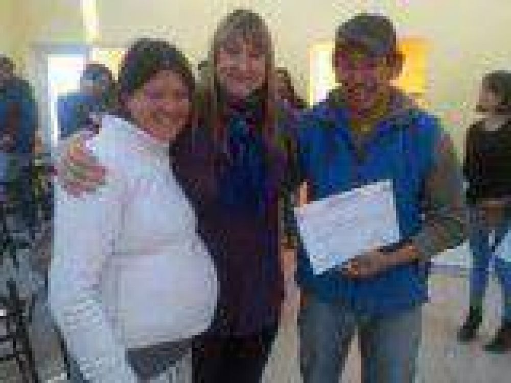 Urricelqui entrega talleres familiares en Caleta Olivia