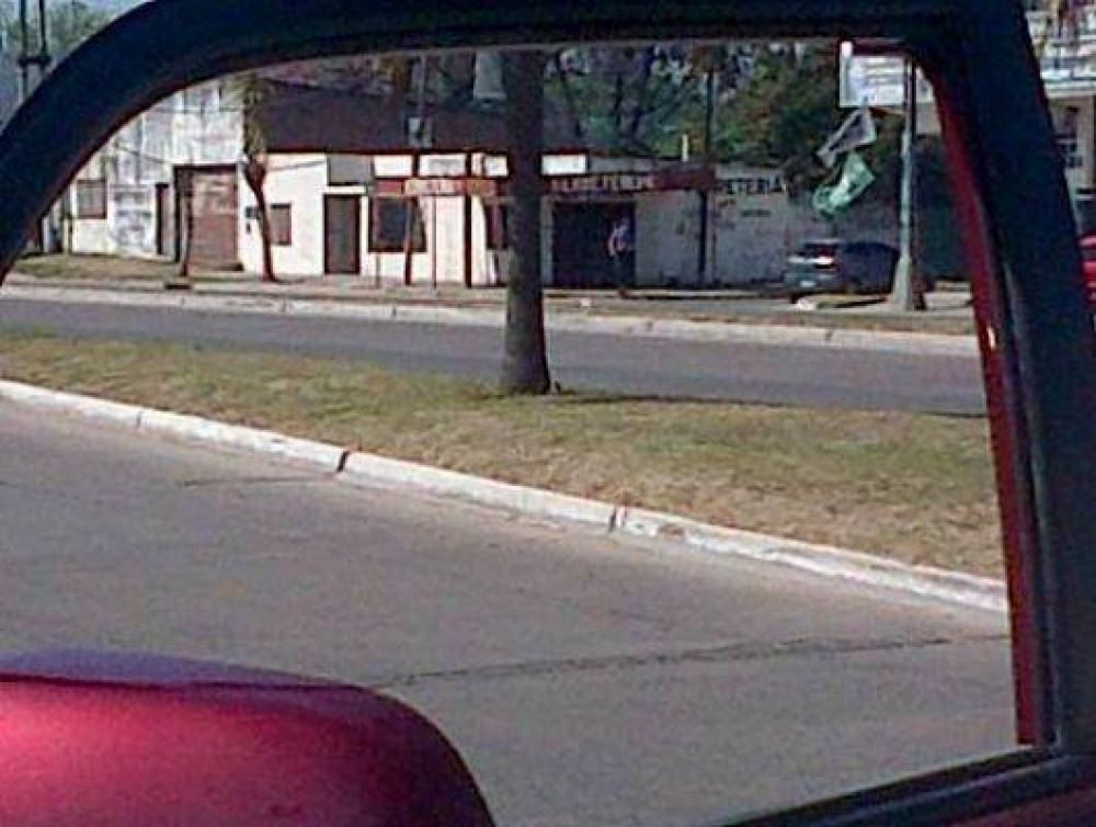 Motochorros roban cartera frente a polic�as