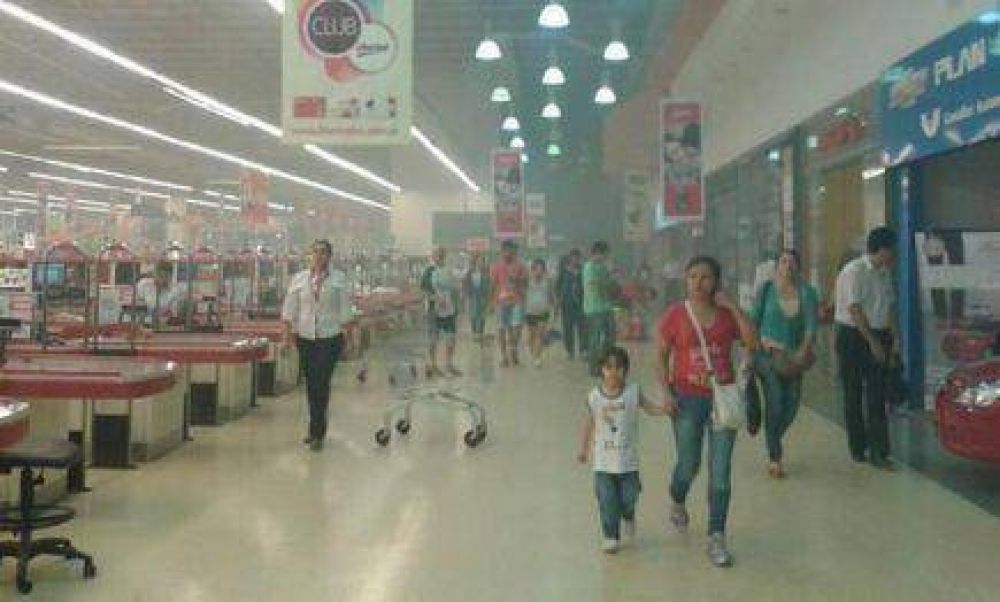 Se incendi� un stand en el Hipermercado Libertad