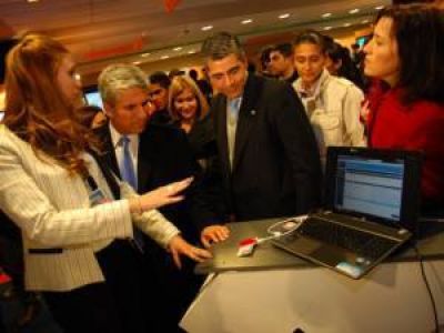 Poggi inaugur� la muestra con anuncios de inversiones