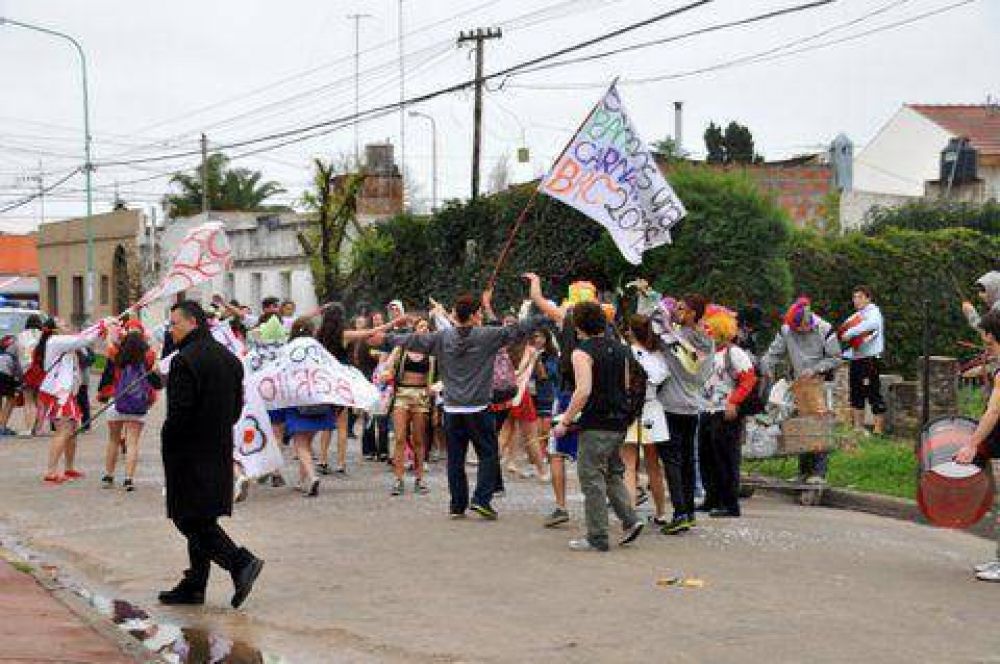 Contin�an las �batucadas� en la ciudad, ayer le toc� a las Hermanas Vicentinas