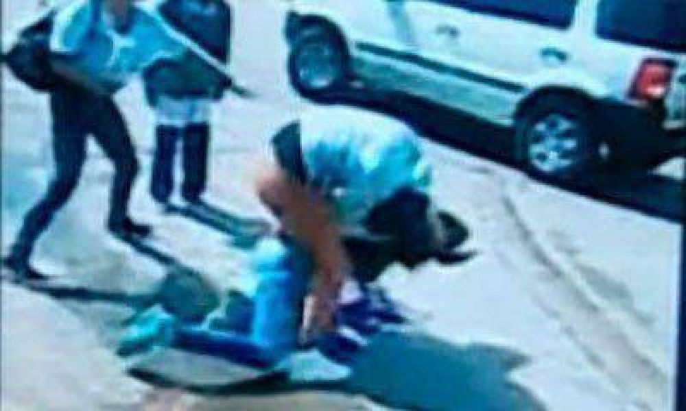 Golpearon a una joven por ser 'linda'