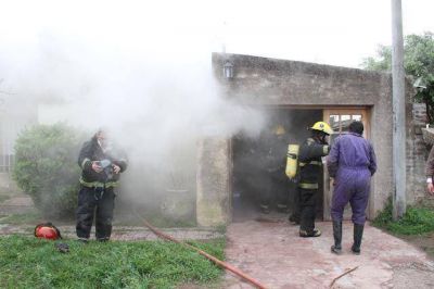 INCENDIO: IMPORTANTES P�RDIDAS EN UNA VIVIENDA