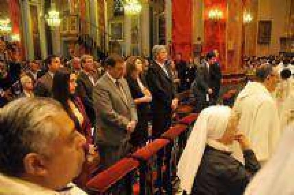 El Intendente Miguel Isa particip� de la misa inicial del Triduo del Milagro