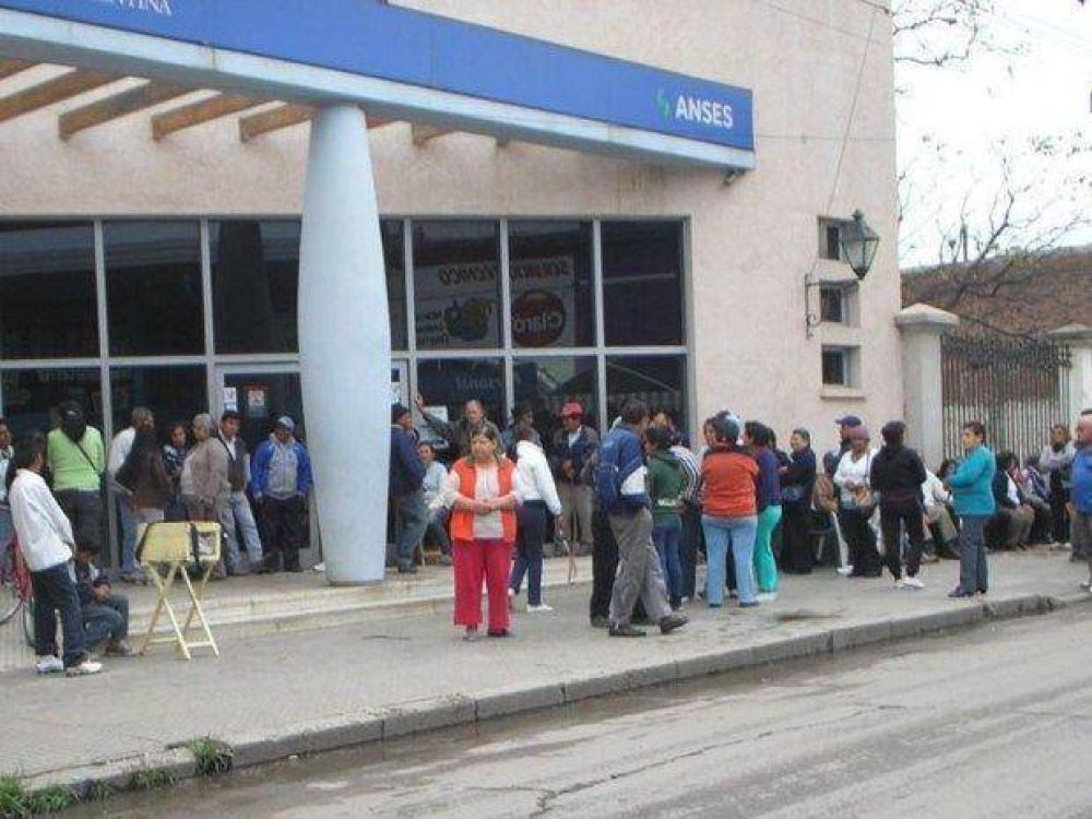 Los jubilados de Or�n deben esperar un mes por turnos y remedios