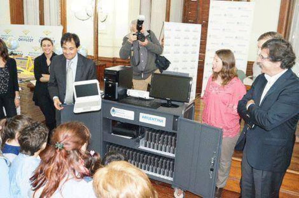 El Ministro de Educaci�n de la Naci�n entreg� material bibliogr�fico y aulas virtuales 