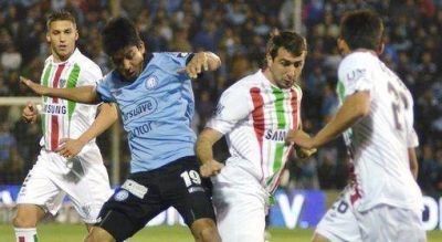 Belgrano gole� y se flore� frente a V�lez ante una multitud en Alberdi