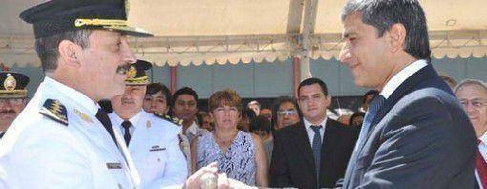 Esc�ndalo por narcopolic�as se cobr� los cargos de Paredes y Fr�as