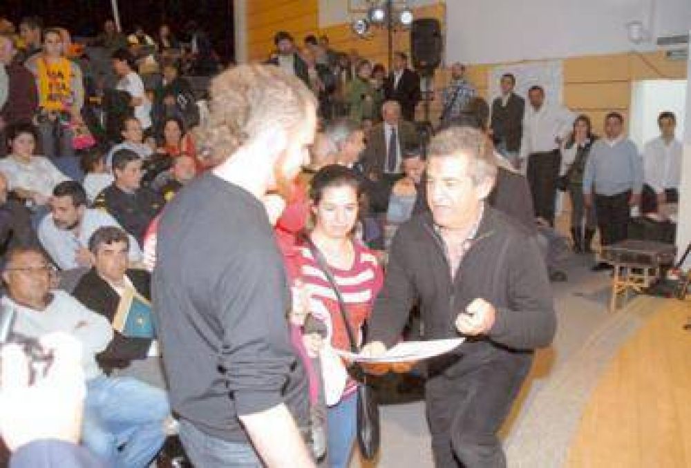El gobernador inaugur� las 96 Viviendas