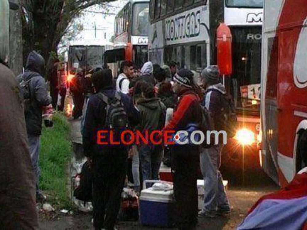 Unos 900 seguidores del Indio Solari viajaron desde Paran� hacia Mendoza 