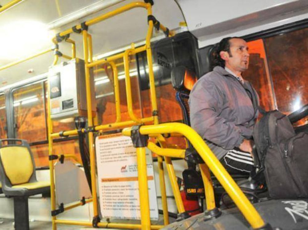 Seis j�venes armados asaltaron a m�s de 30 personas a bordo de un colectivo