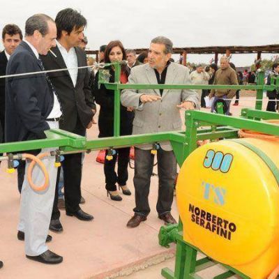 Beder encabez� entrega de elementos para escuelas agrot�cnicas