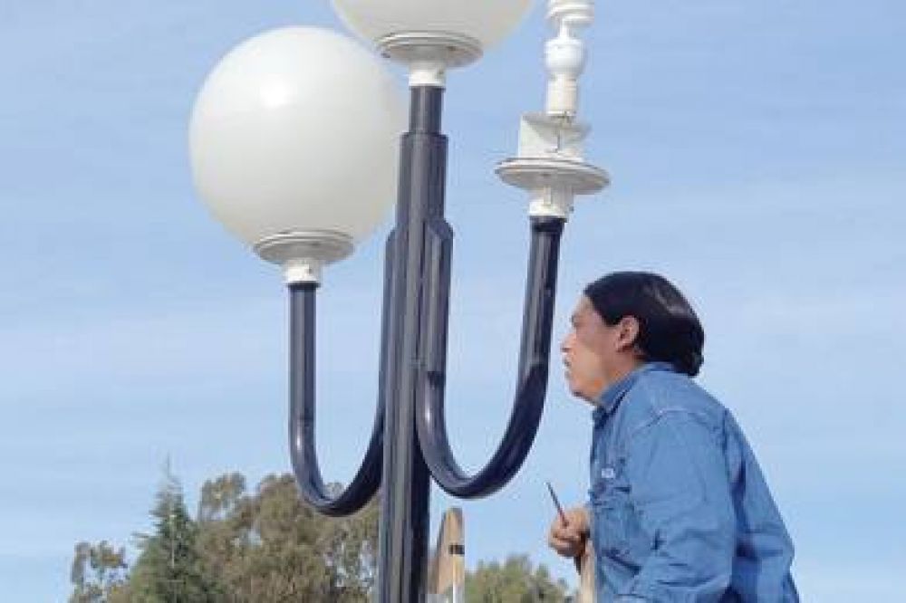 Se instalaron nuevas farolas triples en Km 3
