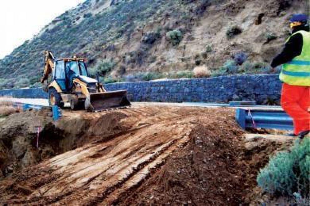 Intenso trabajo de Vialidad por una �obra paliativa� en el camino alternativo costero
