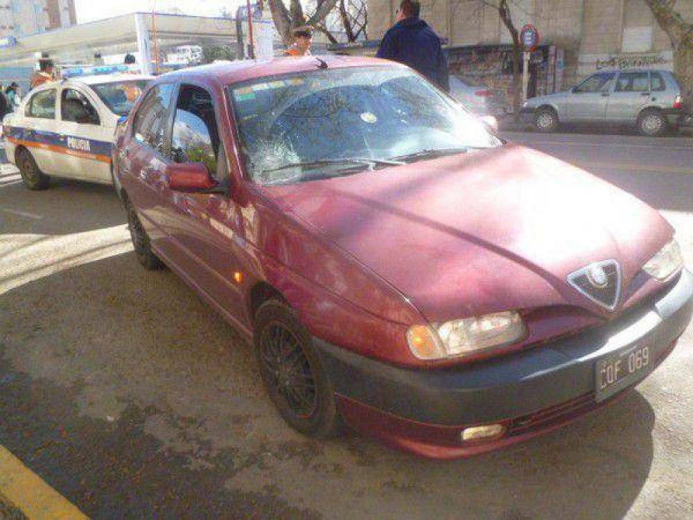 Un peat�n fue atropellado en pleno centro: est� grave