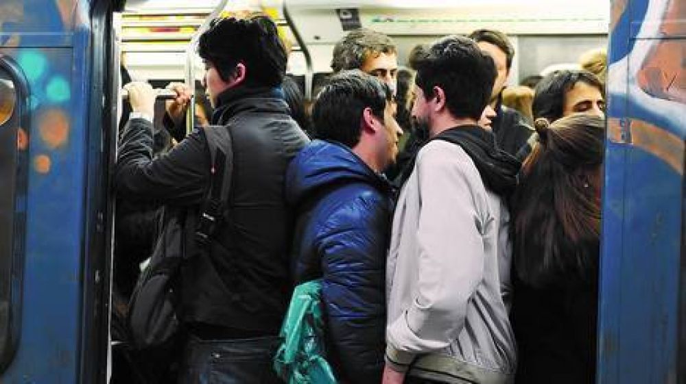 Un problema diario con trenes repletos y mucha suciedad