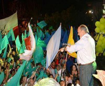 Guerra de encuestas en el cierre de las campa�as de Colombi y Esp�nola