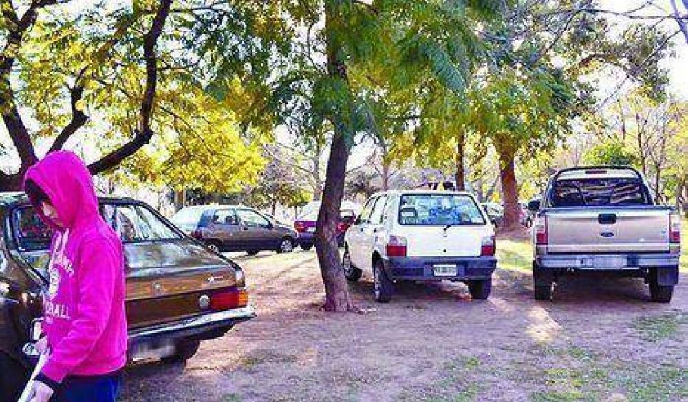 Sancionar�n a los autos que se suban a plazas y parques