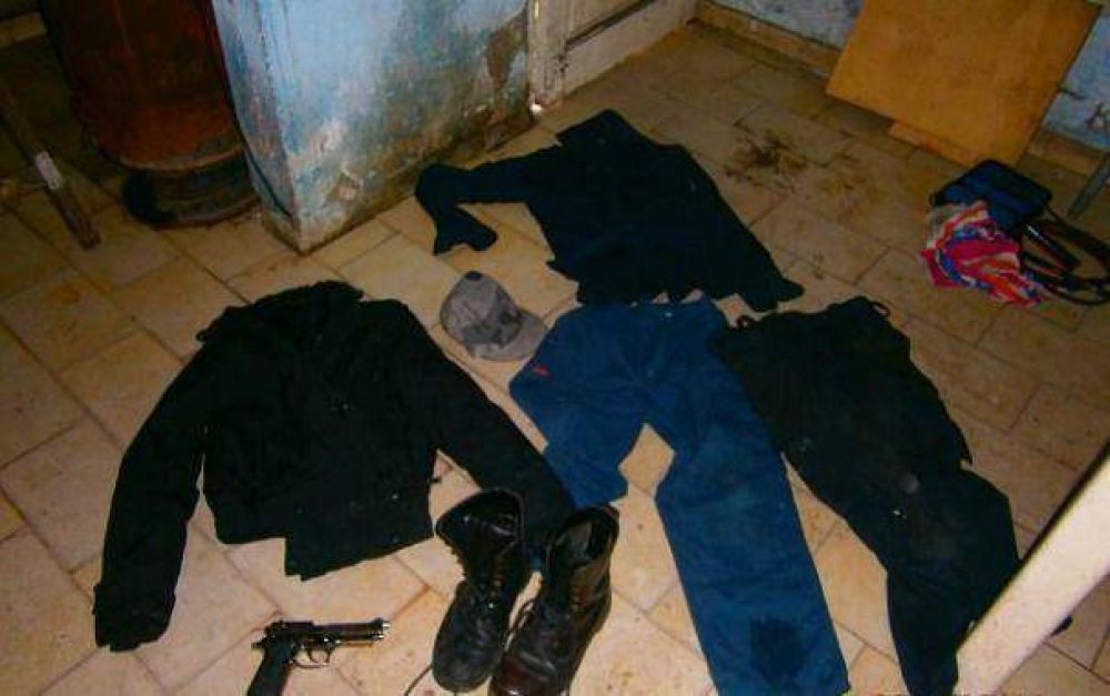 Allanan casa y descubren auto robado, una r�plica de arma y ropa de polic�a