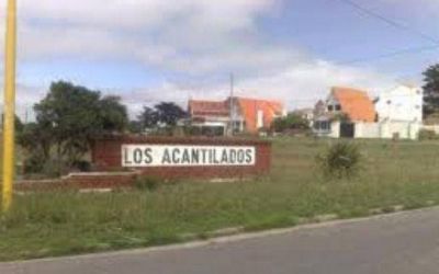 Practicaba ala delta en Los Acantilados y cay� a la playa: tiene heridas leves