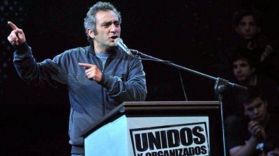 En medio de la campa�a, La C�mpora baja el tono y pide un "pa�s lleno de amor e igualdad"