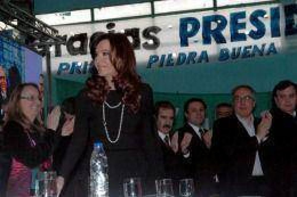 Cristina en R�o Gallegos: "Vamos a seguir integrando a la Argentina, provincia por provincia, regi�n por regi�n"