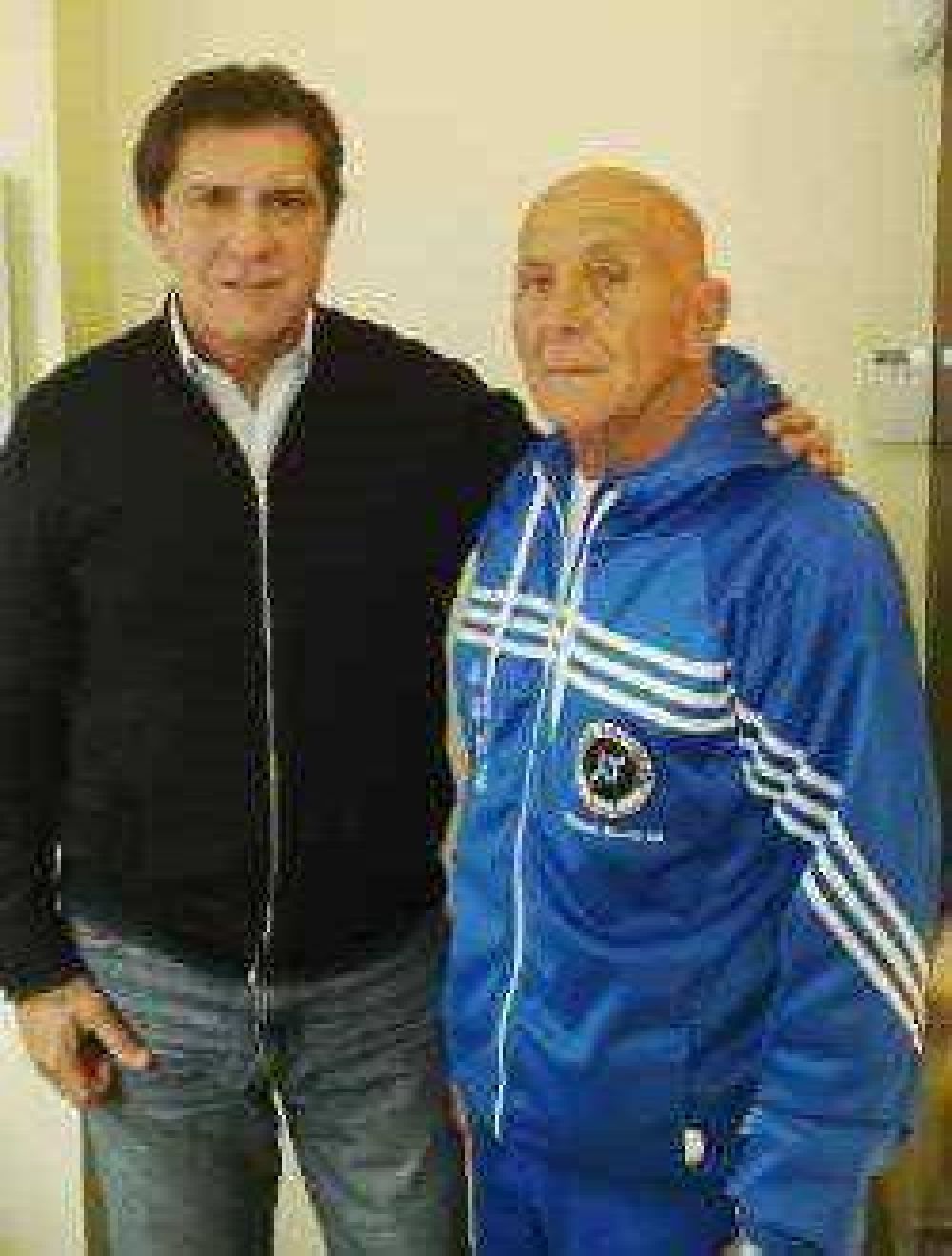 EL SENADOR PALLARES RECONOCE A UN DEPORTISTA LANUSENSE