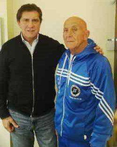 EL SENADOR PALLARES RECONOCE A UN DEPORTISTA LANUSENSE