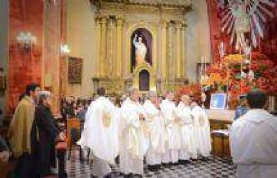 Exaltaci�n de la Santa Cruz: Juan Manuel Urtubey comparti� la ceremonia religiosa con los fieles