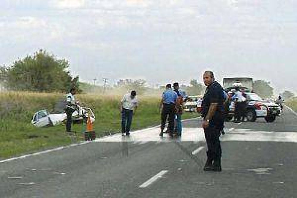 Un ingeniero santiague�o muri� al chocar en C�rdoba y su esposa estaba grave