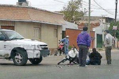 Motociclista herida al chocar contra una camioneta