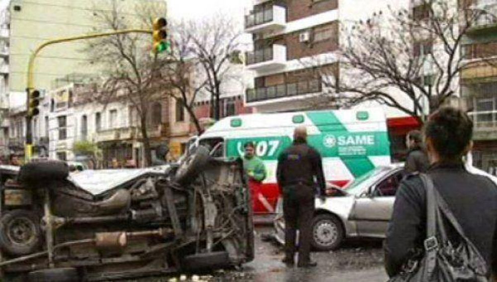 Dos muertos y un herido en varios accidentes en la Capital