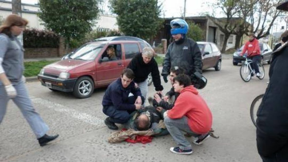 Un anciano perdi� la estabilidad y cay� de su moto