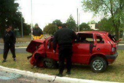 Un auto se choc� una columna en la Per�n