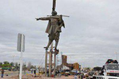 El Chacho Pe�aloza tiene su estatua en la rotonda de la terminal