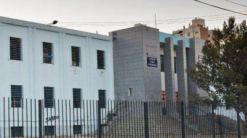 Padres preocupados por las demoras de las refacciones en la Escuela 749