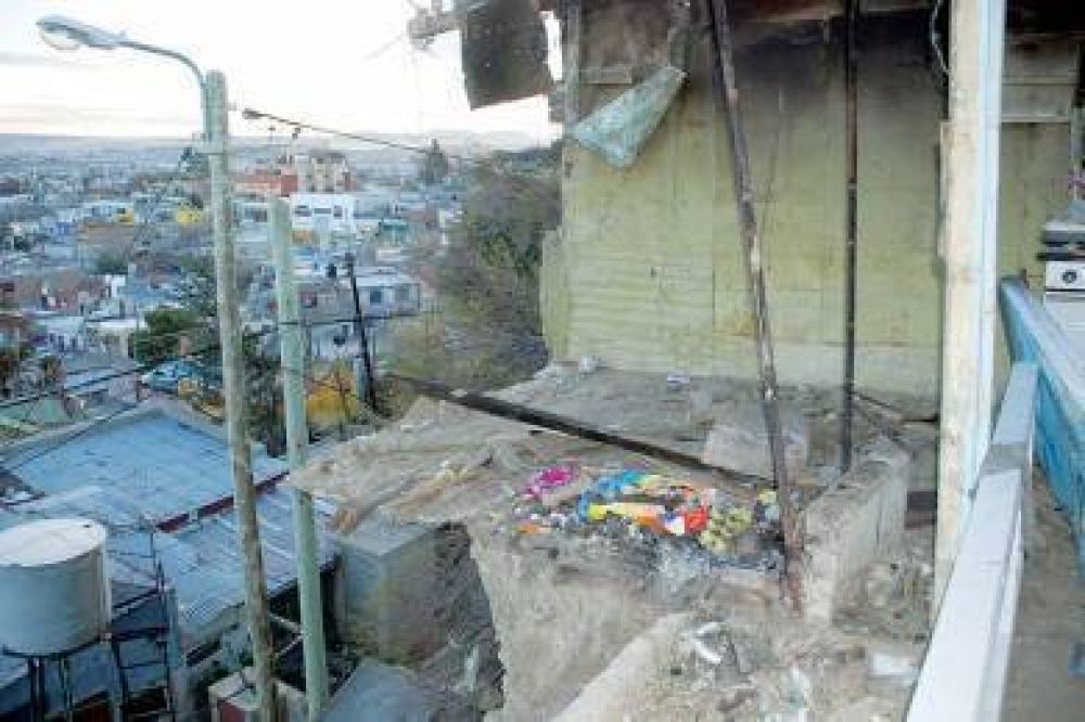 Vecinos preocupados por derrumbe de una vivienda en el Jorge Newbery