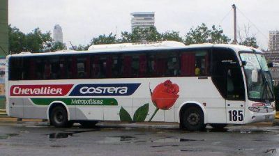 Atacan a tiros y piedrazos a micro en plena autopista