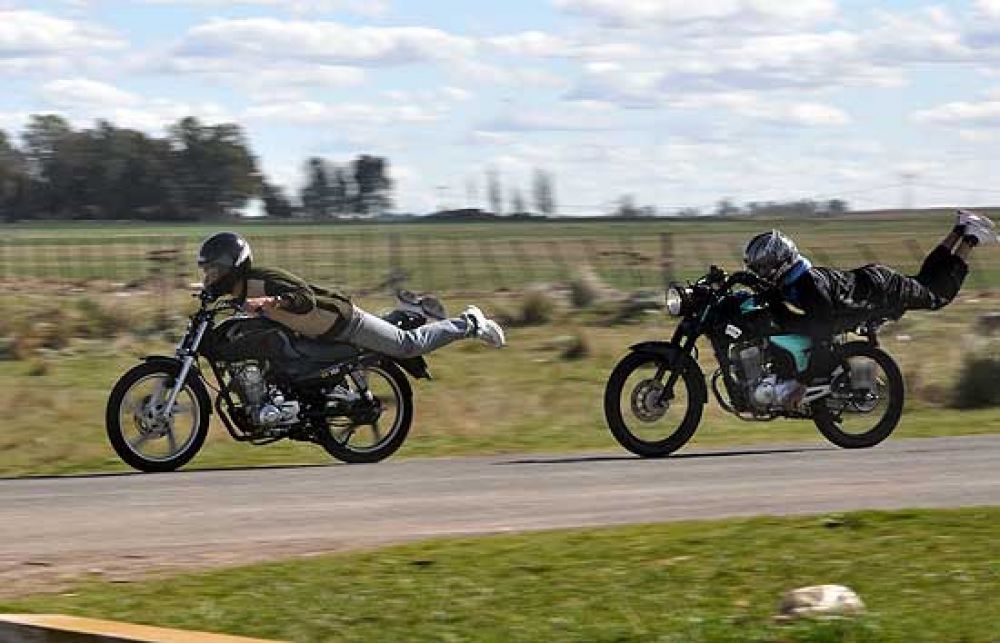 Picadas clandestinas de motos, peligro sin control