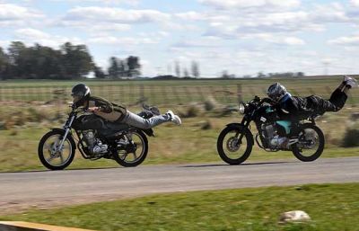 Picadas clandestinas de motos, peligro sin control