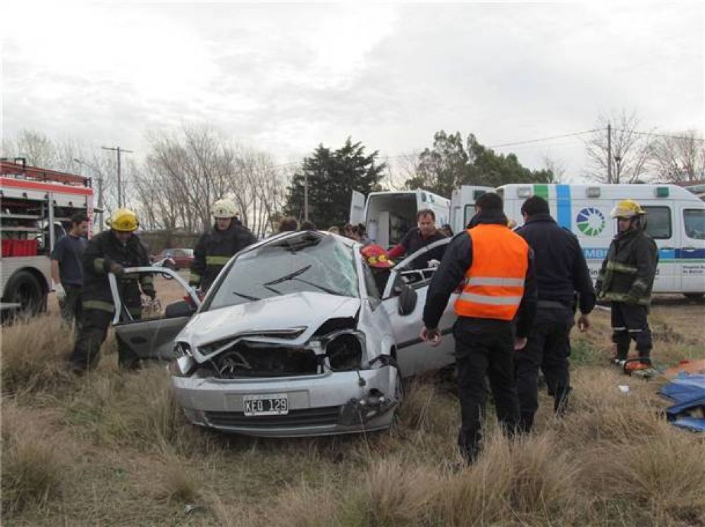 Un automovil volc� en la avenida Mariano Unzu�