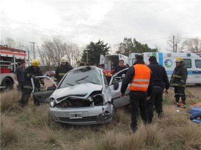 Un automovil volc� en la avenida Mariano Unzu�