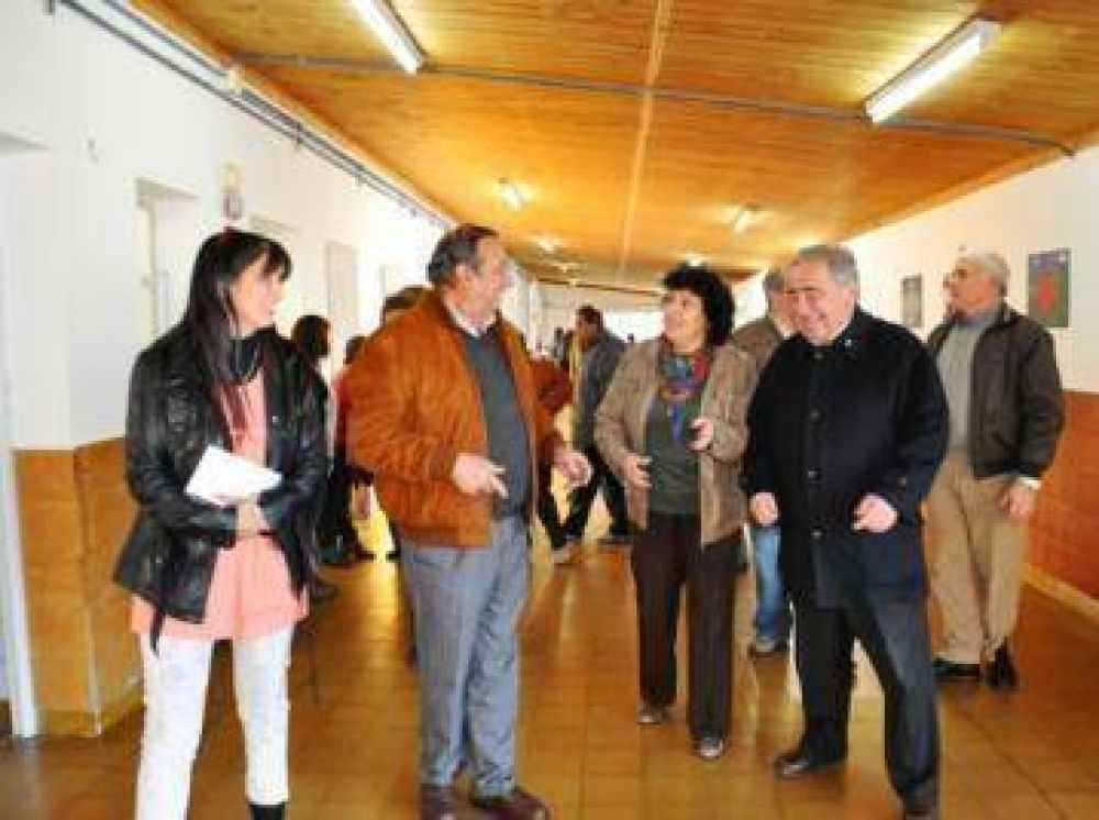 Visita de una comitiva municipal a obras en la Escuela 24